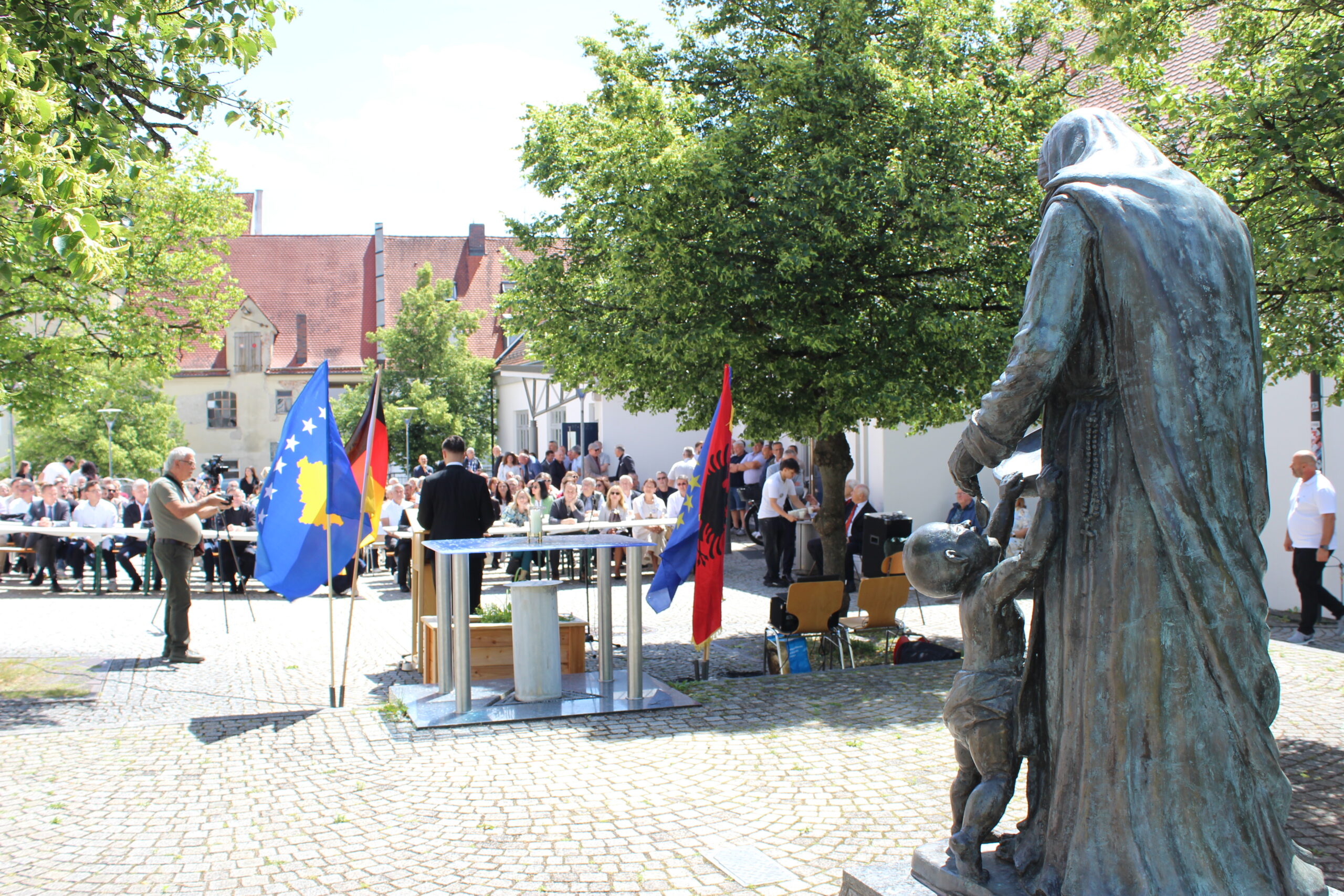 Gelungene Feier von Sali Çekaj an der Mutter-Teresa-Statue