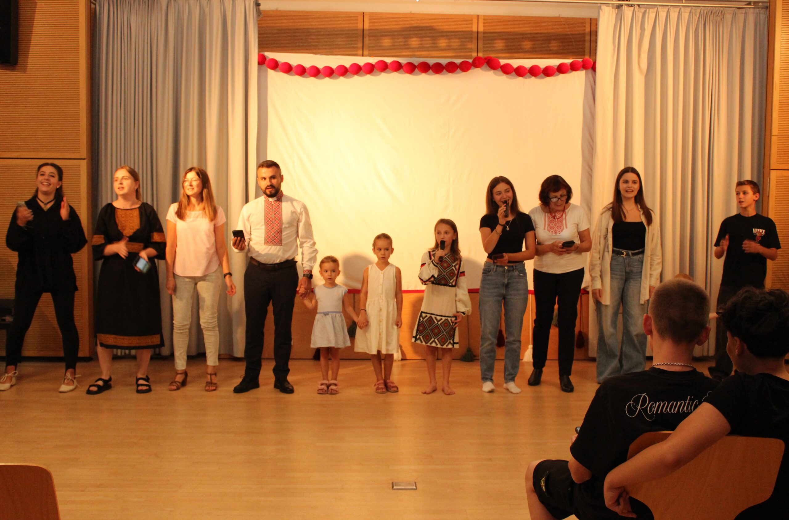 Ukrainische Benefizaktion mit ausdrucksstarken Tänzen, Liedern und Theatergeschichten